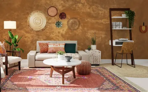 Salón acogedor con sofá beige, alfombra de estilo bohemio y adornos de pared circulares. Predominan los colores cálidos, creando un ambiente hogareño.