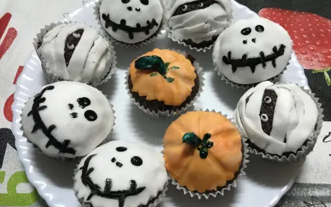 Deliciosas magdalenas de Halloween para niños: fantasmas sonrientes, momias aterradoras y calabazas. ¡Perfectas para una fiesta espeluznante!
