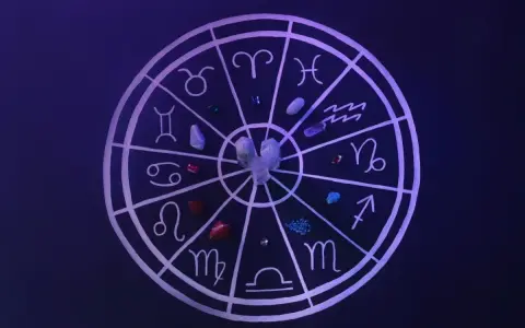 Koło zodiaku z symbolami znaków i kryształami. Znaki kardynalne astrologia w centrum.
