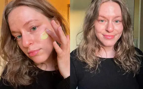 Kobieta aplikuje na twarz krem, który jest jej retinobazą na co dzień. Po lewej widać aplikację, po prawej efekt gładkiej skóry.