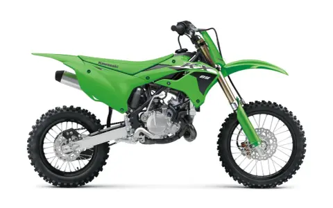 Zielony motocykl Kawasaki KX 85, gotowy do wyścigów. Zastanawiasz się, kawasaki kx 85 ile ma koni?