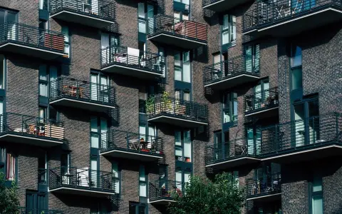Gdzie zgłosić wynajem mieszkania bez umowy i uniknąć problemów?