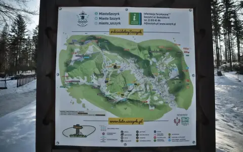 Mapa turystyczna Szczyrku z zaznaczonymi skrzyczne szlaki, trasami pieszymi i rowerowymi, wyciągami oraz punktami użyteczności publicznej.