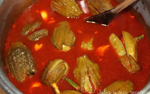 Berenjenas de Almagro en salsa roja, listas para servir. Una receta tradicional llena de sabor.