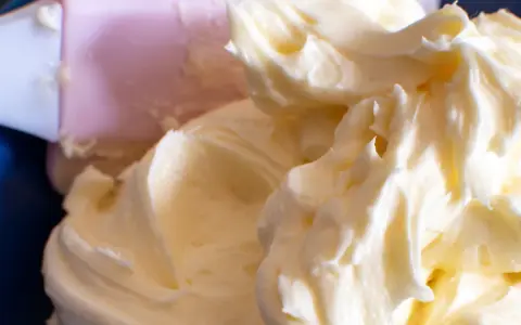Kremowe, puszyste ciasto z mascarpone, przygotowywane przy użyciu różowej szpatułki. Idealne na deser.
