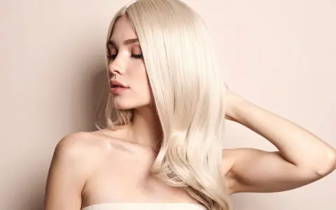 Platynowy blond - jak go uzyskać i utrzymać bez żółknięcia?