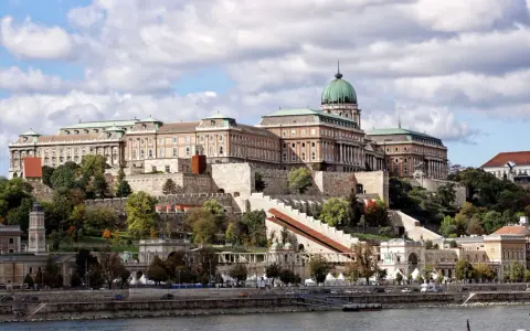 Budynek Zamku Królewskiego w Budapeszcie, symbol tego, z czego słyną Węgry, góruje nad Dunajem.