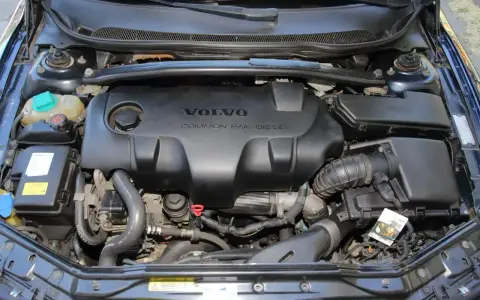 Silnik Volvo 2.4 D5 z systemem Common Rail Diesel. Widoczne elementy układu dolotowego i chłodzenia.