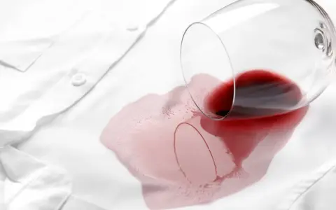 Wino na białej bluzce? Sprawdź, jak skutecznie usunąć plamę!