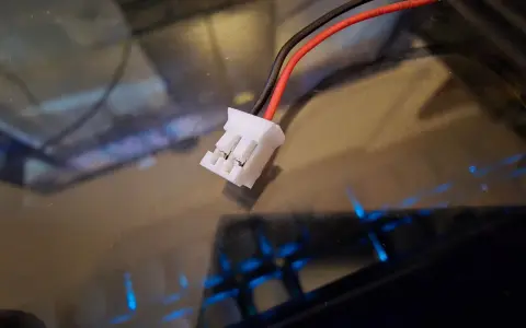 Ein weißer jst bec stecker mit roten und schwarzen Kabeln, bereit für den Anschluss.