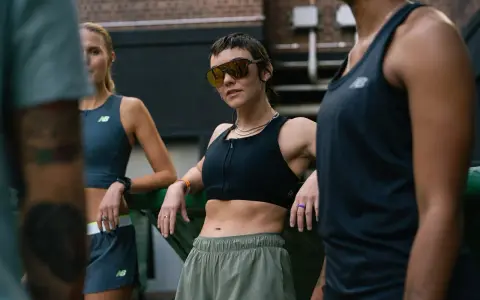 Trzy kobiety w strojach sportowych, zastanawiające się, czy chodzenie odchudza. Jedna w okularach przeciwsłonecznych.