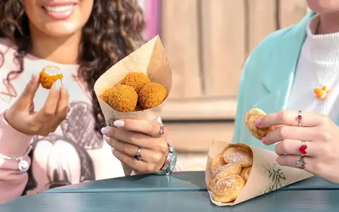 Disneyland Paris Snacks: Knusprige Kroketten und süße Poffertjes für einen magischen Tag.