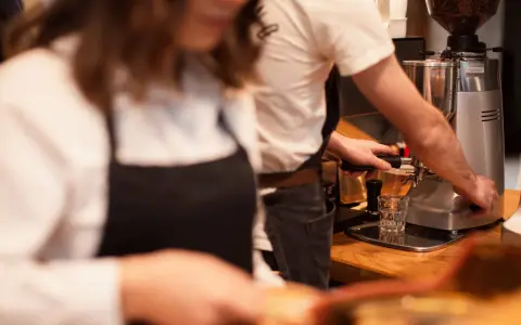 Barista preparando café, parte del proceso de seleccion personal hosteleria.