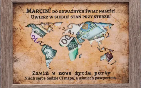 Ramka z mapą świata z banknotów, dedykowana na skrzynkę na 18 urodziny dla Marcina. "Do odważnych świat należy!