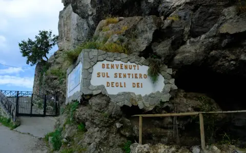 Benvenuti sul Sentiero degli Dei. Un cartello accoglie i visitatori all'inizio del percorso, incastonato nella roccia.