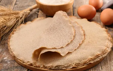 Pile de crêpes de sarrasin, ingrédients pour une recette crêpe sarrasin sans repos : farine, œufs, blé.