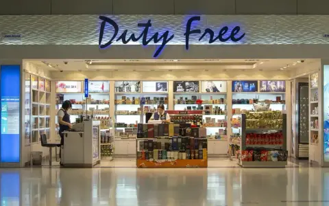 Sklep Duty Free z alkoholem i perfumami. Zastanawiasz się, czy można przewozić alkohol w bagażu podręcznym Wizzair? Sprawdź zasady przed zakupami.