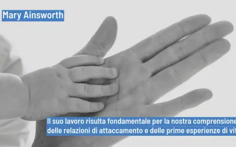 Mani di adulto e bambino si stringono, simbolo del lavoro di Mary Ainsworth sull'attaccamento e le prime esperienze di vita.