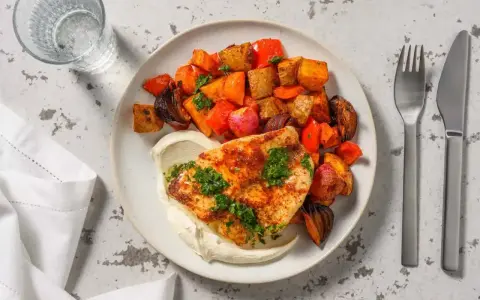 En tallrik med stekt kolja, krämig sås och rostade rotfrukter. Ett enkelt och gott kolja recept.