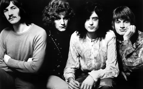 Les membres de Led Zeppelin posent ensemble, quatre légendes du rock prêtes à conquérir le monde.