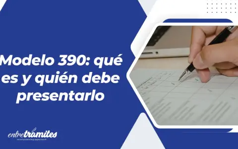 Entérate qué es el modelo 390 y quién debe presentarlo. Mano con bolígrafo marcando casillas en un formulario.