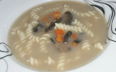 Zupa pieczarkowa z makaronem, przepis babci. Aromatyczna, z kawałkami pieczarek i marchewki, podana z makaronem.