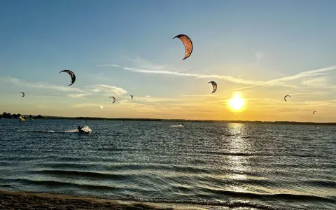 Kitesurfing w Polsce: Hel, jeziora i Bałtyk. Gdzie wieje?