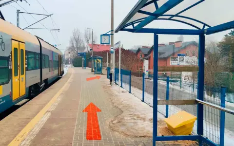 Pociąg na stacji, strzałki wskazują drogę. Tak jak dojechać z Krakowa do Wieliczki.