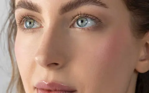 Un regard captivant, des lèvres pulpeuses et un **mode sourcils** parfait. Un portrait de beauté naturelle.