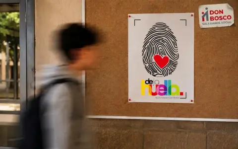 Cartel de "Deja Huella" de Fundación Don Bosco, con una huella dactilar y corazón rojo. Inspiración para cuentos para adolescentes.