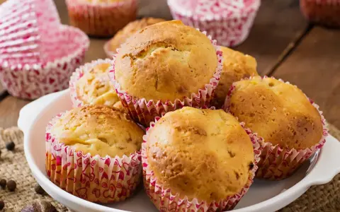 Pyszne muffinki z rabarbarem, pachnące wiosną, w papierowych foremkach z serduszkami.