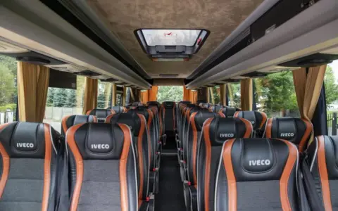 Jak wygląda autokar sypialny - komfort i funkcje, które zaskakują