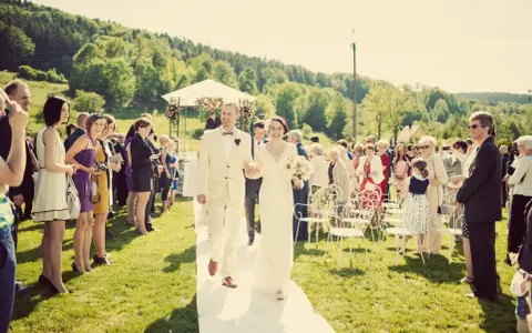 W czym na wesele w lipcu? Stylizacje, które zachwycą gości