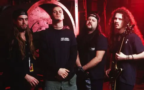 Les membres de Pantera posent ensemble, prêts à faire trembler les murs avec leur musique.