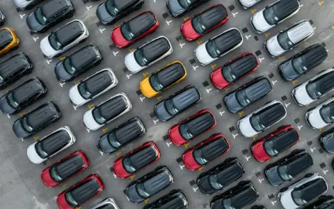 Vista aérea de un aparcamiento lleno de coches. ¿Cuántos coches hay en España? ¡Muchos!