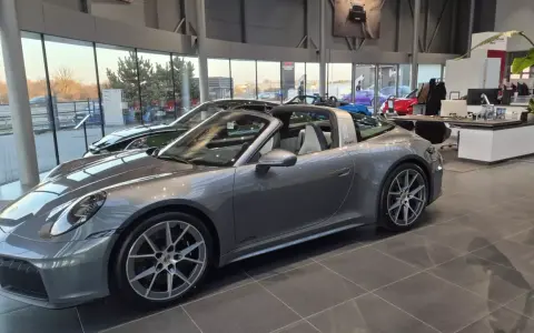 Szary Porsche 911 Targa GTS w salonie. Sprawdź porsche 911 cena i dostępne modele.
