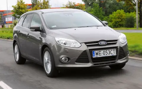 Szary Ford Focus MK3 w ruchu. Wiele osób chwali ten model za komfort i prowadzenie, co potwierdzają liczne ford focus mk3 opinie.