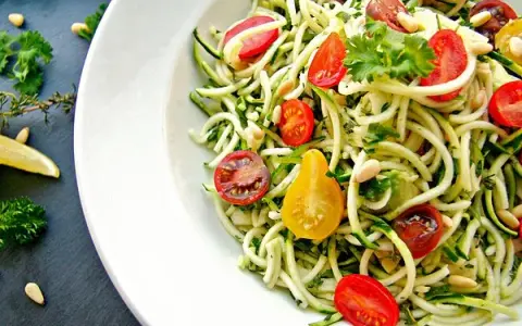Zoodles: Jak zrobić idealne spaghetti z cukinii bez wody?