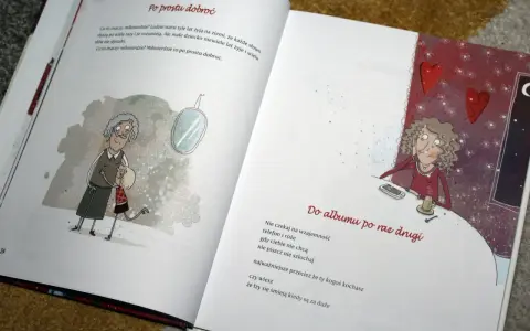 Ilustracje do wierszy Jana Twardowskiego dla dzieci. Babcia przytula wnuczkę, a na drugiej stronie kobieta siedzi przy stole.