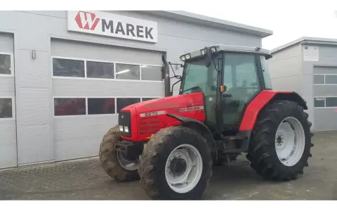 Czerwony traktor Massey Ferguson 6270, gotowy do pracy. Dane techniczne dostępne wkrótce.