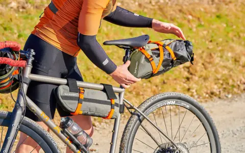 Fahrradtaschen für Gravel Bikepacking: Satteltasche und Rahmentasche werden befestigt.
