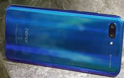 Błękitne etui na telefon Honor 10 z połyskującym gradientem i podwójnym aparatem.