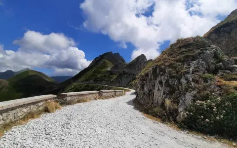 Strade panoramiche Liguria in moto: un percorso tortuoso tra montagne verdi e cielo azzurro, ideale per un'avventura su due ruote.