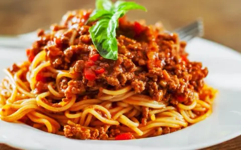 Spaghetti bolognese Pascala: Opanuj kultowy przepis mistrza!
