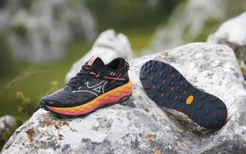 Buty trailowe z agresywnym bieżnikiem Vibram. Różne rodzaje podeszwy w butach sportowych zapewniają przyczepność w trudnym terenie.
