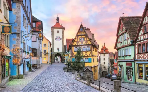 Urokliwa, brukowana uliczka z kolorowymi kamieniczkami i wieżą z zegarem. Rothenburg ob der Tauber to jedno z najciekawszych miast w Niemczech.
