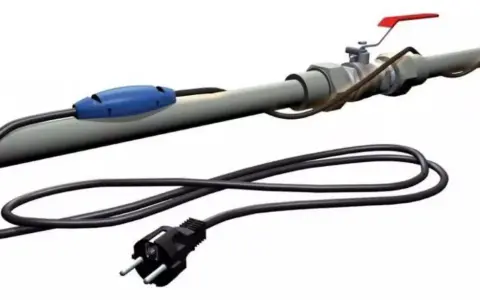 Jak zabezpieczyć przewody elektryczne przed wodą? Urządzenie grzewcze na rurze z zaworem, zasilane kablem z wtyczką.