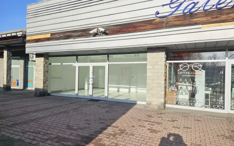 Zastanawiasz się, ile kosztuje wynajęcie lokalu w galerii handlowej? Pusta witryna i sąsiedni optyk dają pewne wskazówki.