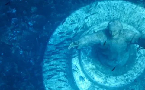 Il Cristo sommerso di San Fruttuoso, circondato da pesci, veglia sul fondale marino.