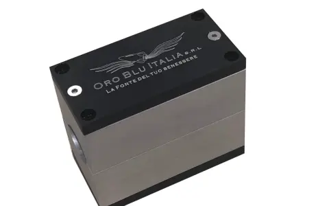 Un blocco metallico nero e argento con il logo "ORO BLU ITALIA" inciso.
